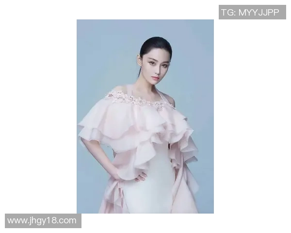 张馨予化身足球宝贝展现青春活力与运动魅力引领时尚潮流